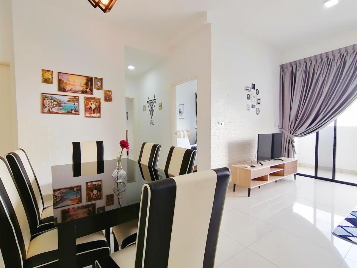 Meridin@Medini#3 Apartment Нусаджая Екстериор снимка