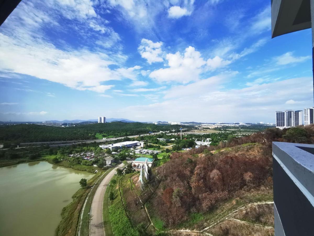 Meridin@Medini#3 Apartment Нусаджая Екстериор снимка