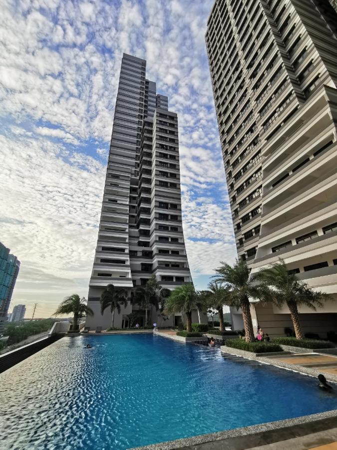Meridin@Medini#3 Apartment Нусаджая Екстериор снимка